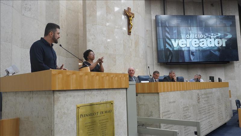 Tuma participou do lançamento do documentário “Ofício: Vereador", feita em parceria entre Câmara e TV Cultura