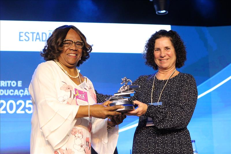 Eunice Prudente, da EGC, recebe Prêmio Professor Emérito e Guerreiro da Educação 2025
